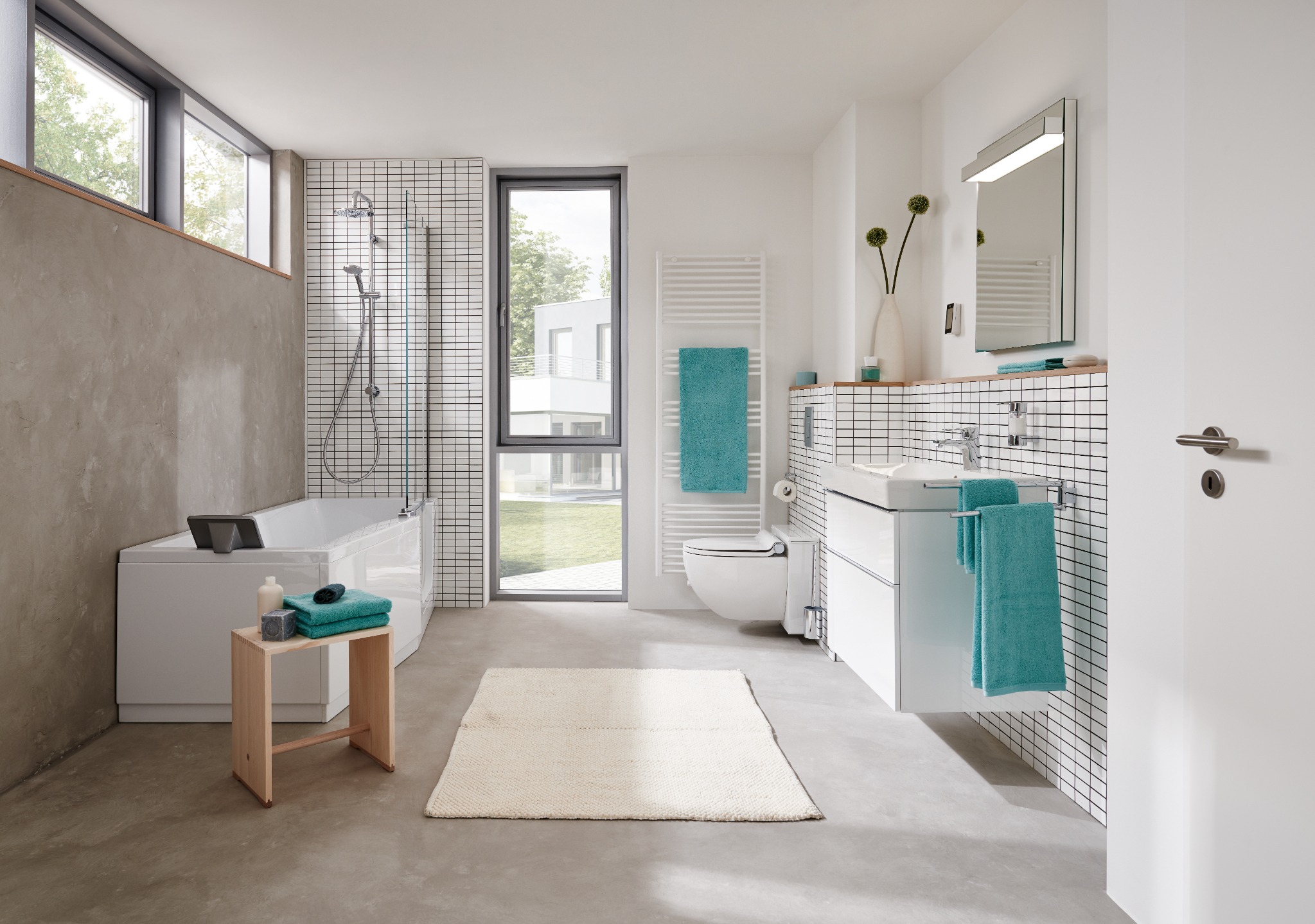 Helles Badezimmer mit Badewanne, Duschbereich und Waschtisch als Gestaltungsbeispiel